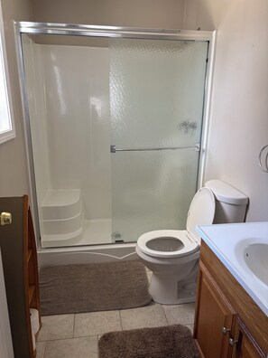 Regadera, secadora de cabello, toallas, jabón 