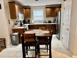 Kylskåp, mikrovågsugn, ugn och spishäll