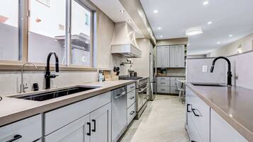 Geladeira, micro-ondas, fogão, cooktop