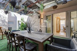 Outdoor dining - Modern 5-Bedroom Oasis with Pool (Beverly Hills)