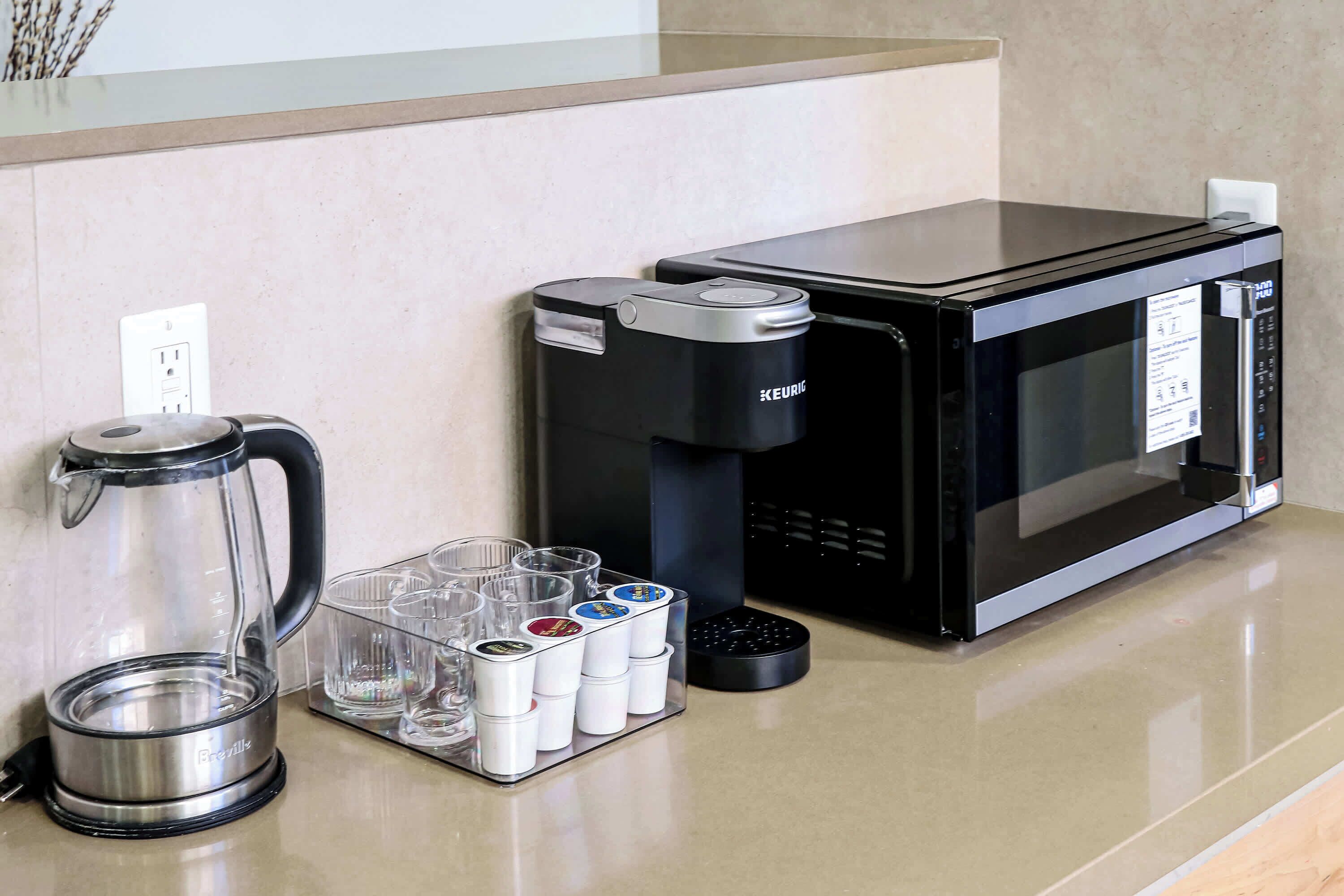 Køleskab, mikrobølgeovn, ovn, kogeplade