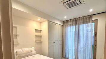 5 quartos, escrivaninha, ferros/tábuas de passar roupa, berço de viagem