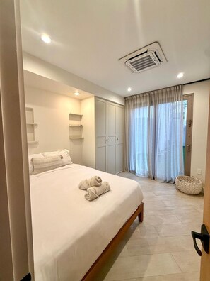 5 bedrooms, desk, iron/ironing board, travel cot - Modern 5-Bedroom Oasis with Pool (Beverly Hills)