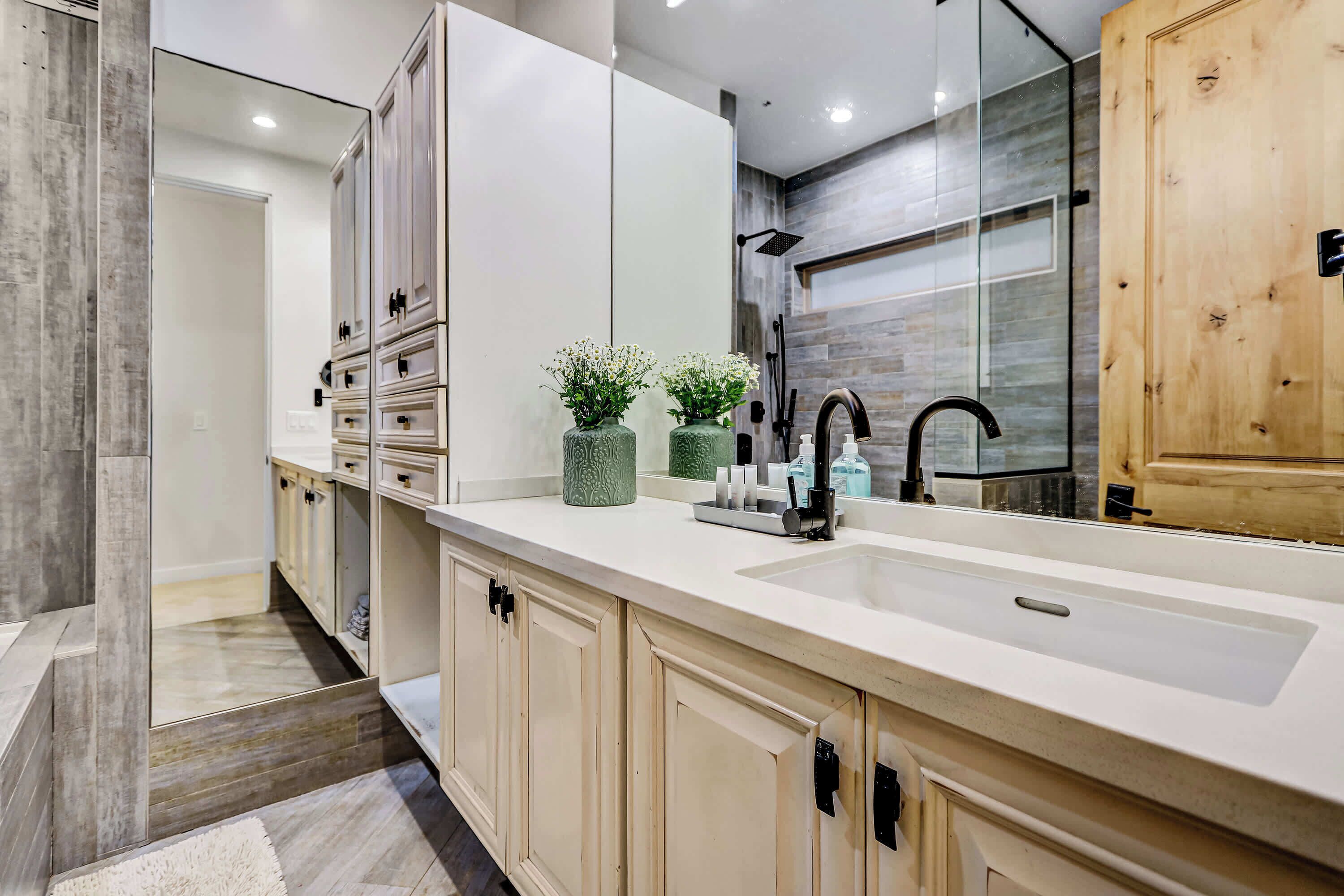 Shower, hair dryer, towels, shampoo