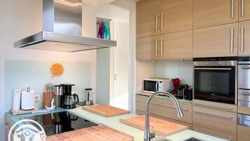 Een microgolfoven, een vaatwasser