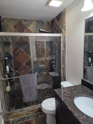 Shower, hair dryer, towels, soap - 2-bedroom townhome in beautiful downtown Kansas City (Kansas City)
