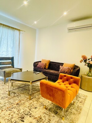 Living area - Luxury 2 Bedroom Apartment With Garden View (Accra)