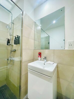 Serviettes fournies, savon, papier toilette