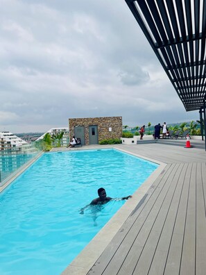 Pool - Luxury 2 Bedroom Apartment With Garden View (Accra)