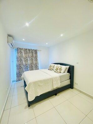 Iron/ironing board, WiFi, bed sheets - Luxury 2 Bedroom Apartment With Garden View (Accra)