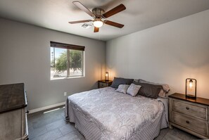 1 bedroom, iron/ironing board, WiFi, bed sheets - Modern Comfort: Quiet Neighborhood Near Parks (Kingman)