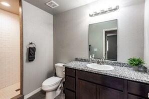 Hair dryer, towels - Modern Comfort: Quiet Neighborhood Near Parks (Kingman)