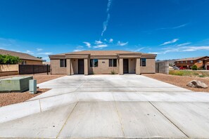 Exterior - Modern Comfort: Quiet Neighborhood Near Parks (Kingman)