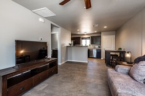 TV - Modern Comfort: Quiet Neighborhood Near Parks (Kingman)