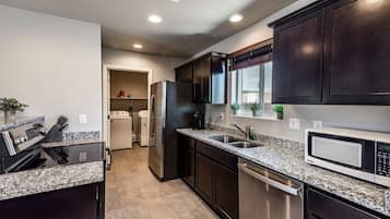 雪櫃、微波爐、焗爐、爐具