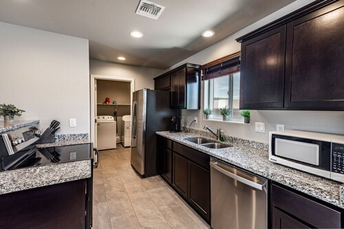 Modern Comfort: Quiet Neighborhood Near Parks