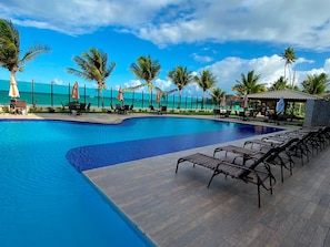 Apartamento | Piscina | Piscina externa, guarda-sóis, espreguiçadeiras