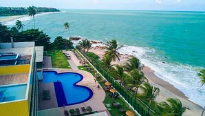 A resort with a large pool, beach access, and ocean views. - Flat Gold Vista Mar - Praia de Tabatinga (Conde)