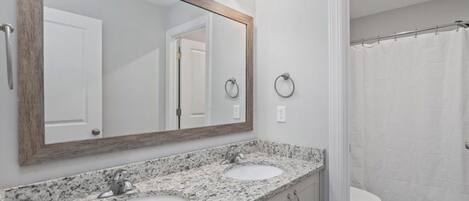 Secador de pelo, toallas, jabón, papel higiénico