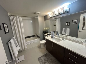 Hair dryer, towels, soap, shampoo - FIFA Downtown Oasis | Huge Patio | Pool, Hot Tub | Free Parking | Sleeps 6 (Vancouver)