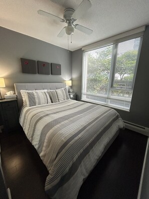 2 bedrooms, desk, free WiFi, bed sheets - FIFA Downtown Oasis | Huge Patio | Pool, Hot Tub | Free Parking | Sleeps 6 (Vancouver)
