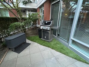 Terrace/patio - FIFA Downtown Oasis | Huge Patio | Pool, Hot Tub | Free Parking | Sleeps 6 (Vancouver)