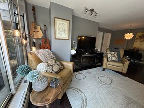 Smart TV, fireplace, books, music library - FIFA Downtown Oasis | Huge Patio | Pool, Hot Tub | Free Parking | Sleeps 6 (Vancouver)