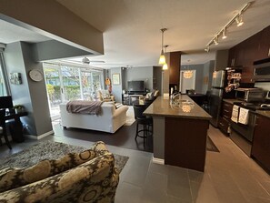 Smart TV, fireplace, books, music library - FIFA Downtown Oasis | Huge Patio | Pool, Hot Tub | Free Parking | Sleeps 6 (Vancouver)