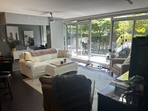 Smart TV, fireplace, books, music library - FIFA Downtown Oasis | Huge Patio | Pool, Hot Tub | Free Parking | Sleeps 6 (Vancouver)