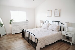 Tabla de planchar con plancha, wifi, ropa de cama