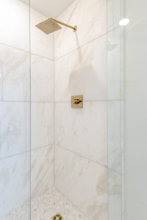 Shower, hair dryer, towels, soap - The Nashville Note/ Modern/ 9mindowntown/NearAirport/HiSpeedWifi/Lots of Parking (Nashville)