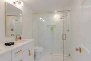 Dusche, Haartrockner, Handtücher, Seife