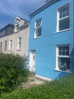 Exterior - Stunning Blue Coastal House
Ideal base ➡️Giant’s Causeway, Golf & Game of Thrones (Portstewart)