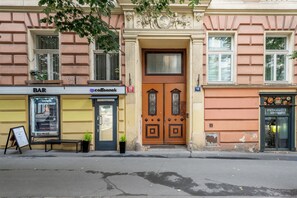 Exterior detail - Comfortable 2-Bedroom Apartment in Prime Praha 2 Location (Praha 2)