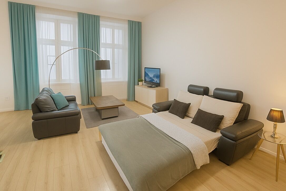 Ett modernt hotellrum med en säng, två soffor, en tv och en lampa.