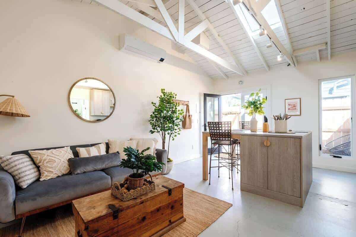 Televisión y oficina 