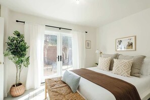 4 bedrooms, desk, iron/ironing board, travel cot - Sunny & Spacious Duplex ~ Mins to Beach ~ Parking! (San Diego)