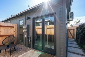 Exterior - Sunny & Spacious Duplex ~ Mins to Beach ~ Parking! (San Diego)