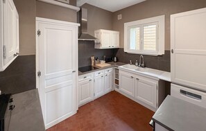 Unclassified image, 5 of 33, button - Gorgeous home in Villespassans (VILLESPASSANS)