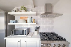Fridge, microwave, oven, stovetop - Central Charmer in Unbeatable Old Town Location! (San Diego)