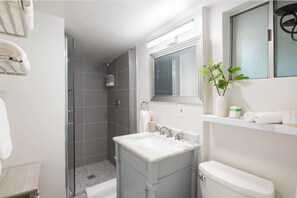 Shower, hair dryer, towels, shampoo - Central Charmer in Unbeatable Old Town Location! (San Diego)