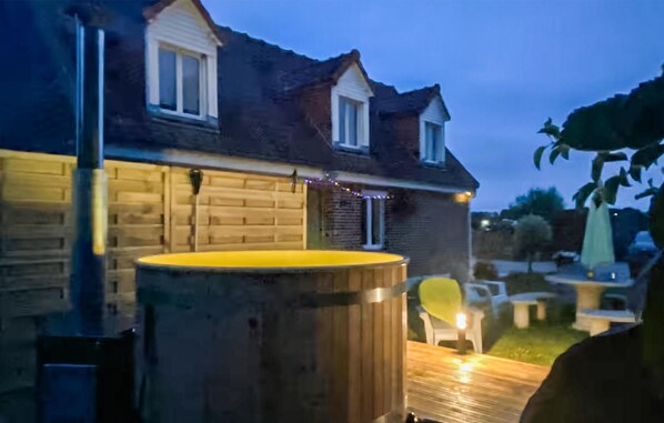 Outdoor spa tub - Gite Bain nordique et rivière (CLAIRMARAIS)
