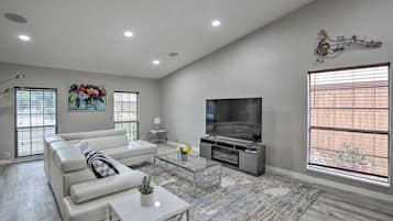 House (5 Bedrooms) | Front of property