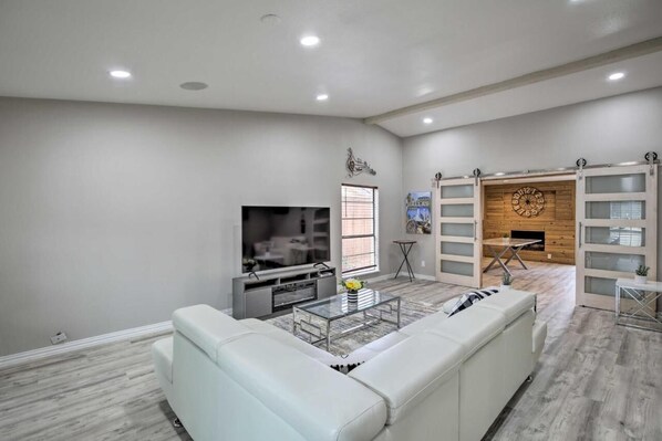 Interior - Texas - Collins 3210 (Covington)