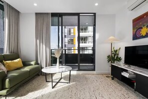 TV, books, stereo - The Spire View Residence by Ready Set Stay (Southbank)