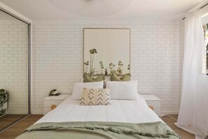 1 bedroom, iron/ironing board, WiFi, bed sheets - Markwell Surf · Courtyard Stay Steps from Beach (Gold Coast)