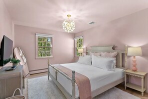 Luxury House, Garden View | Blackout drapes, iron/ironing board, free WiFi - Redding Retreat with Pool (Redding)