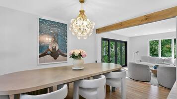 Casa de lujo, vista al jardín | Restaurantes