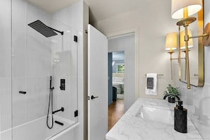 Luxury House, Garden View | Bathroom | Towels, soap, shampoo, toilet paper