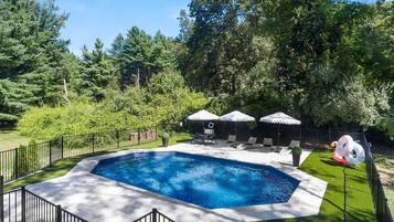 Alberca al aire libre por temporada y sombrillas en la alberca